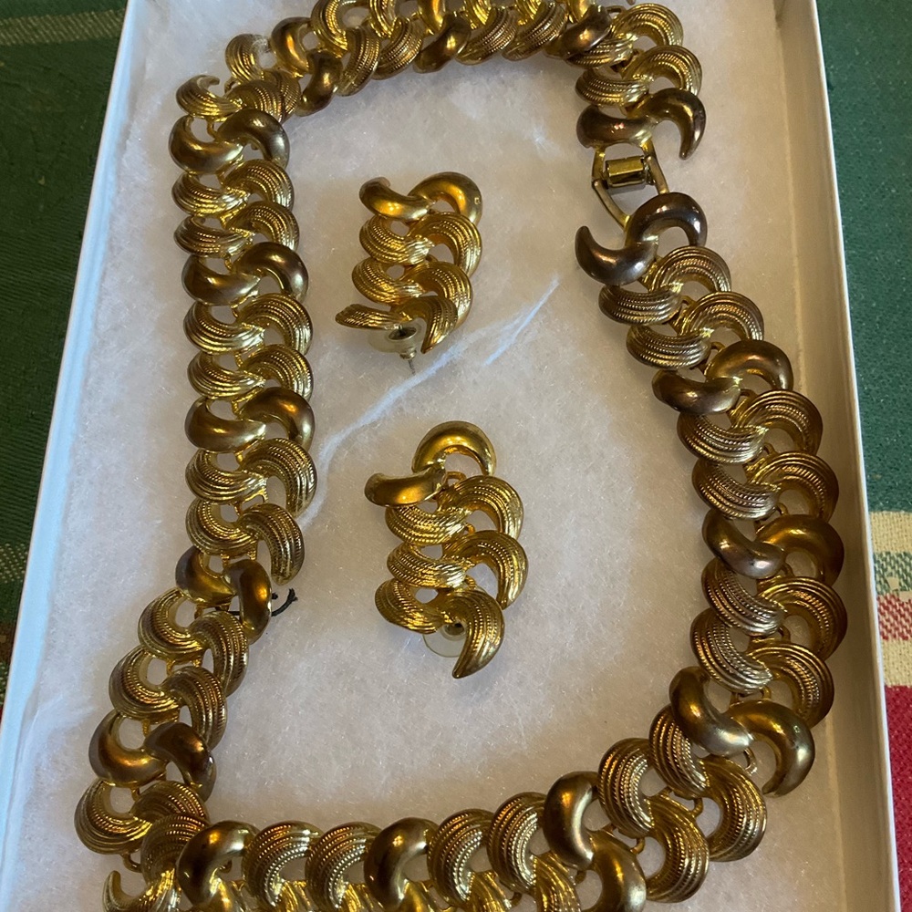 Elegant Gold Tone Jewelry Set